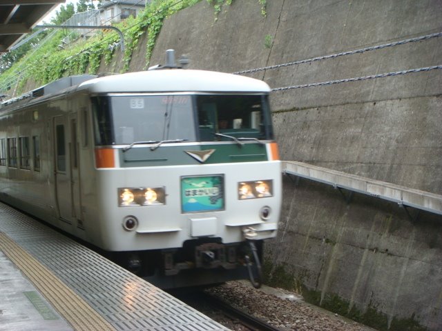 新横浜駅・横浜線ホーム・はまかいじ号(2008/06撮影) by shinyokokun