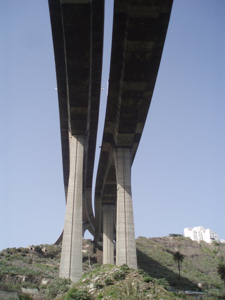 Puente de la Circunvalación sobre el Guiniguada by Adrián HP