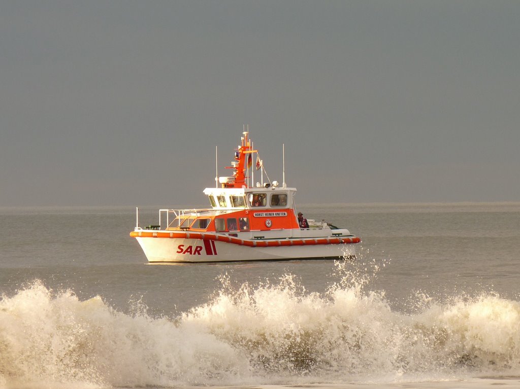 Seenotrettungskreuzer Horst Heiner Kneten in Warteposition beim Weihnachtsbaden 2008 by Hedwig Bäuning