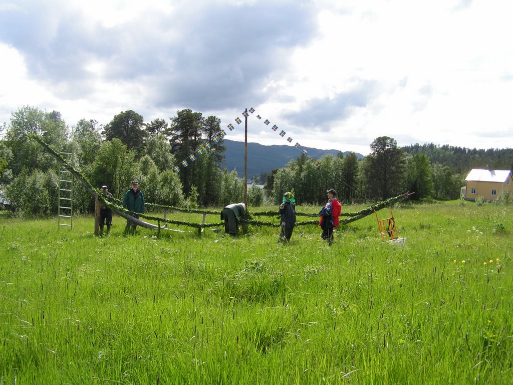 Midsommarbåten lövas i Hällbacken by kerstinirene