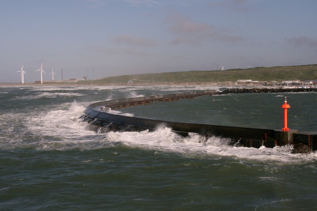 Hafen Hirtshals bei Sturm by Frank Proebstl