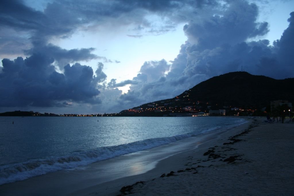 Grand beach at dusk by andrewu