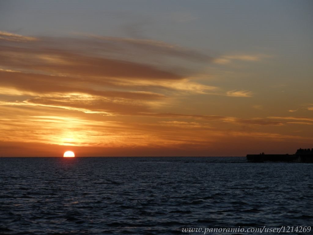 Últimos rayos del sol sobre el Río de la plata y la rambla by diesgomo