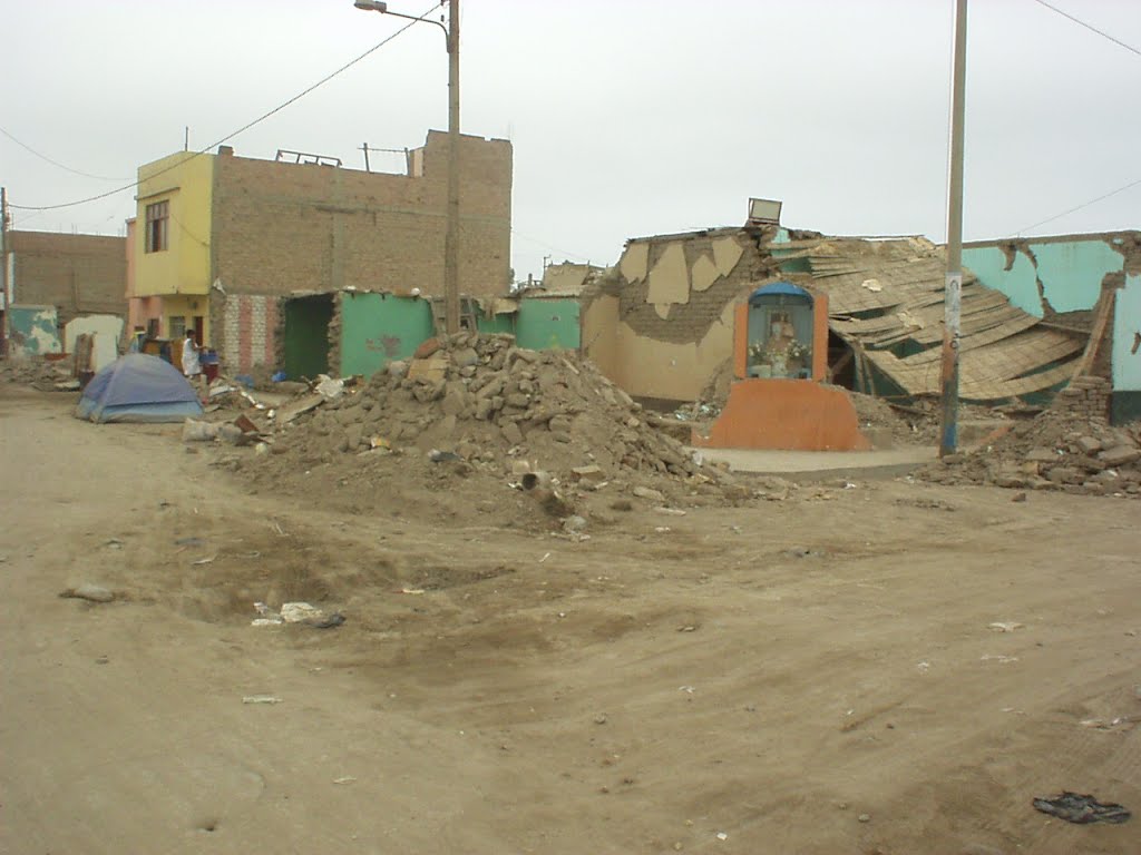 Pisco, Esquina calle Callao - Santa Rosa (altar virgen de chapi), terremoto 15 Ago.2007 by Jose_Maria_Quiroz