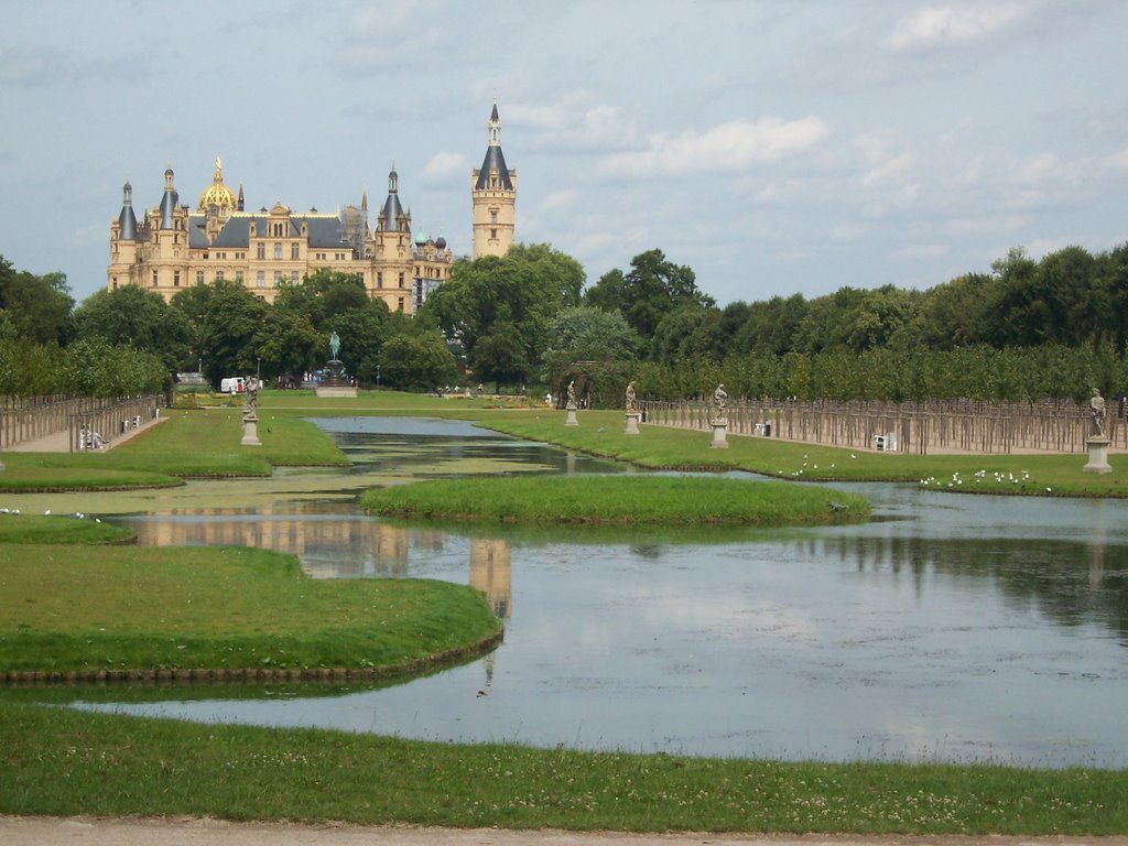 Schweriner Schloß y jardín by jamesonq