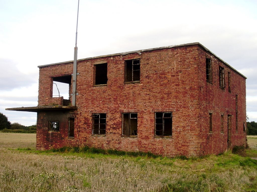 The old WWII tower at Little Snoring by carmedic