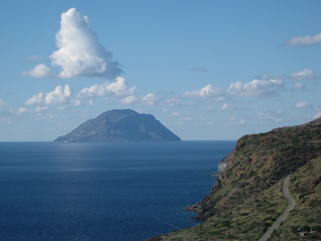 Alicudi vista da Capo Graziano a Filicudi. by Giancarlo72