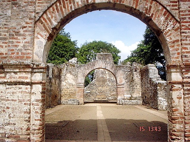 INTERIOR DE LAS RUINAS DE UJARRAS-DE AFUERA HACIA ADENTRO by Yamil Herrera A