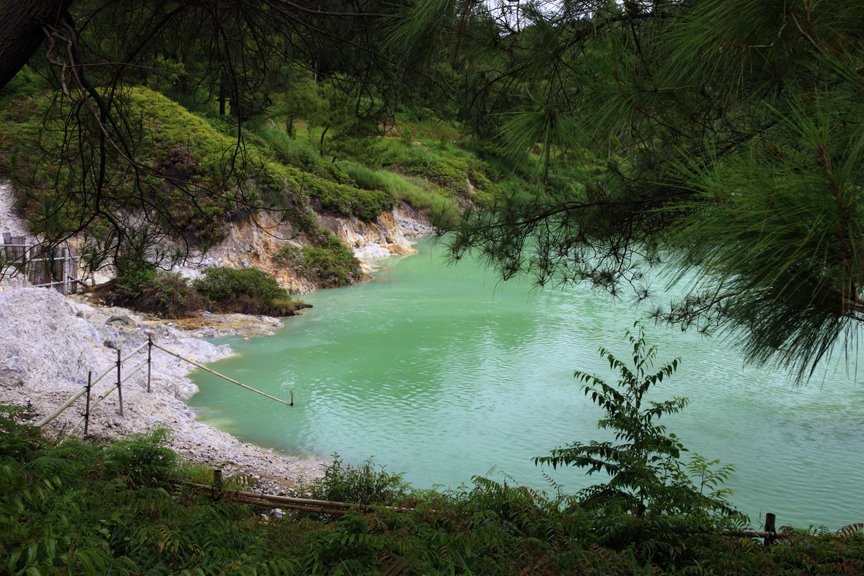 Linaw lake by Tazran Tanmizi