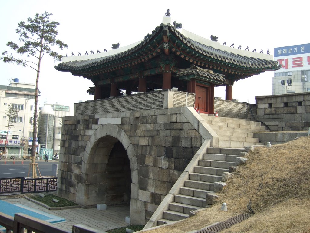 Gwanghuimun - 광희문 - Seoul Fortress Gate by palandri