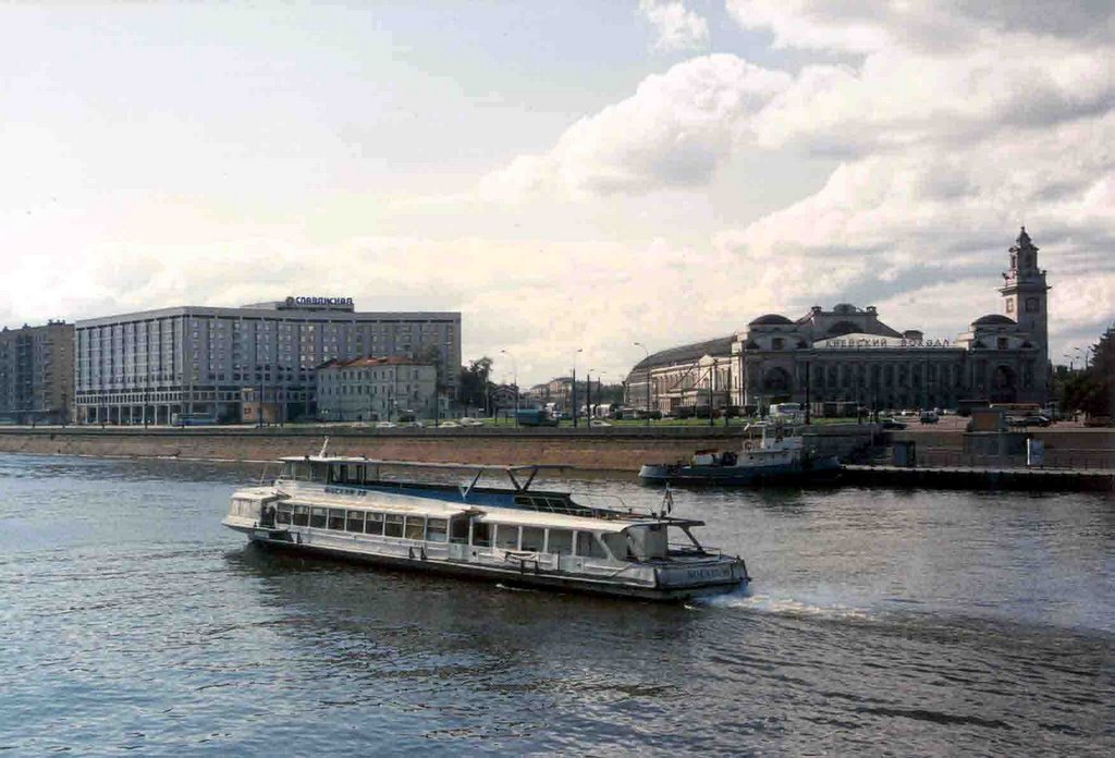 The Radisson Hotel and Kiev Station - The building in front of the Radisson was a veterans site now torn down by gdc01