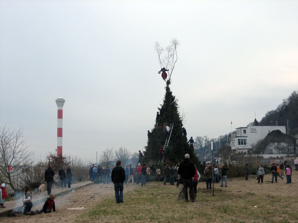 Vierek Osterfeuer by Restaurant "Zum Bäck…