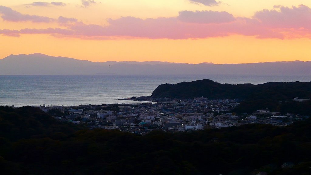 夕暮れの鎌倉市街と伊豆半島(Kamakura City - Izu Peninsula) by ajkys-ge