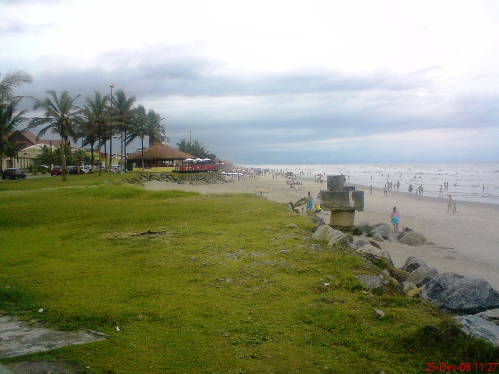 Praia de Itanhaém, em dia nublado. by Rebert Almeida