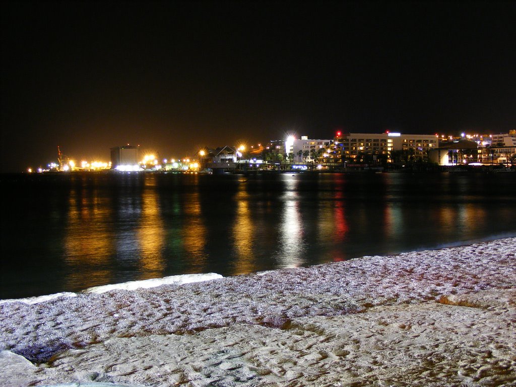 On the beach at night by tachi_xt