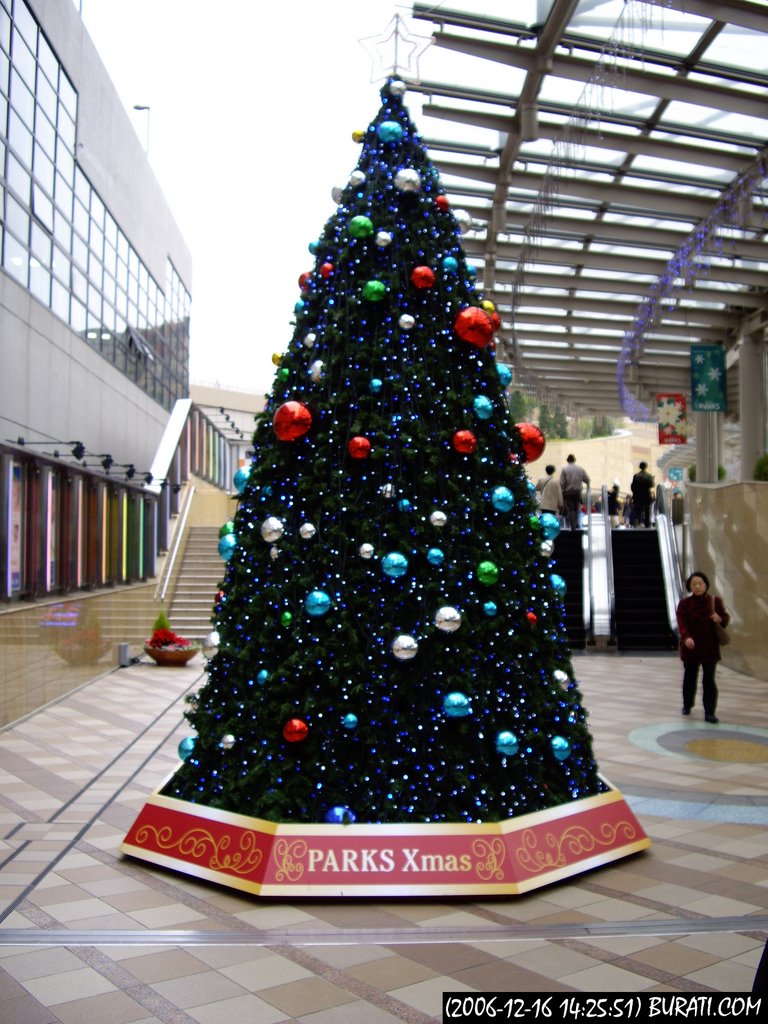 Namba Parks Xmas Tree by Johan Burati