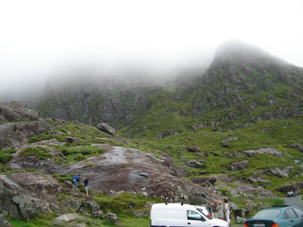 View to the right side of the waterfall near Connor's Pass by ijariga