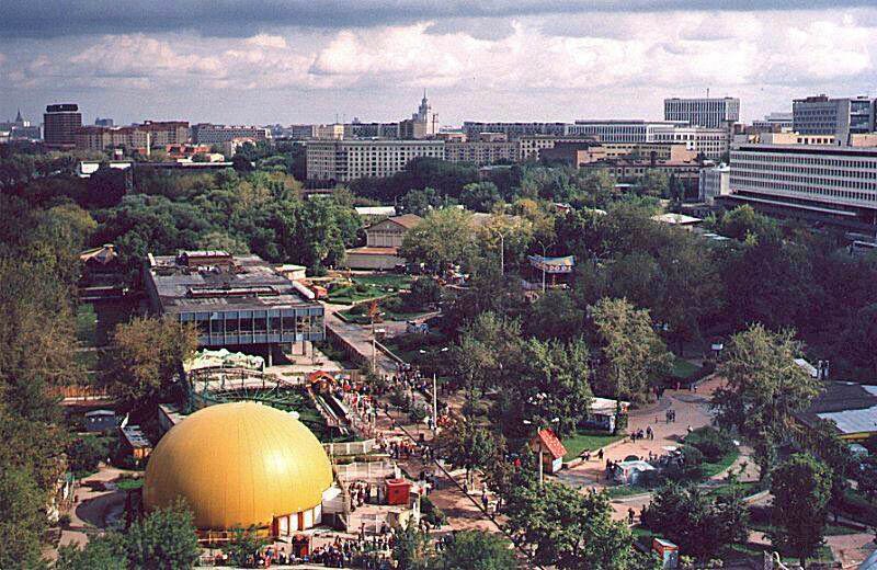 Looking down on Gorky Park from the Ferris Wheel - the domed bldg. is 360 theater by gdc01