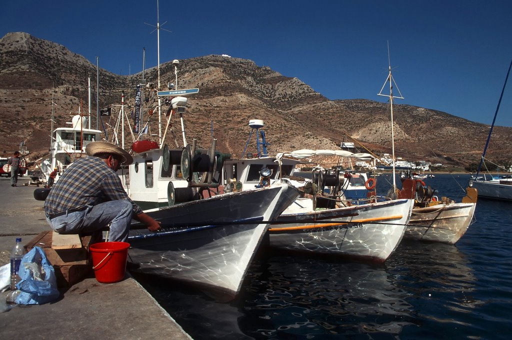 Sifnos-Kamares-Ψαρευοντας στις Καμαρες by Stathis Xionidis