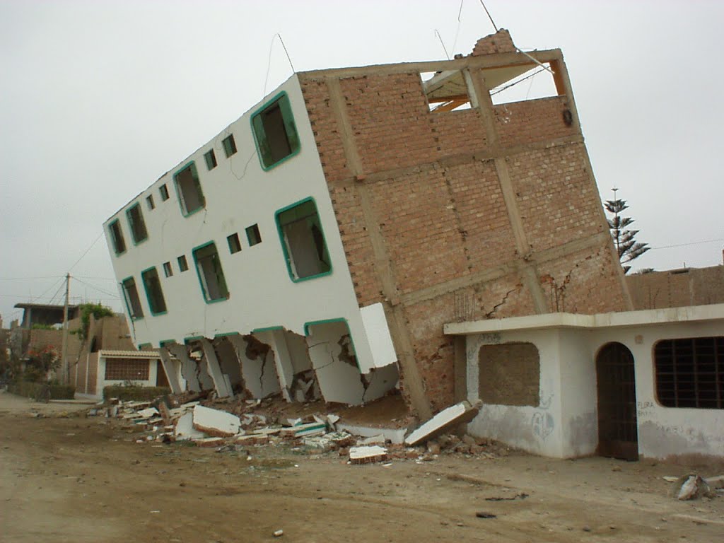 Pisco, Casa de Miguelón en Urb. la Alborada, terremoto 15 ago. 2007 by Jose_Maria_Quiroz