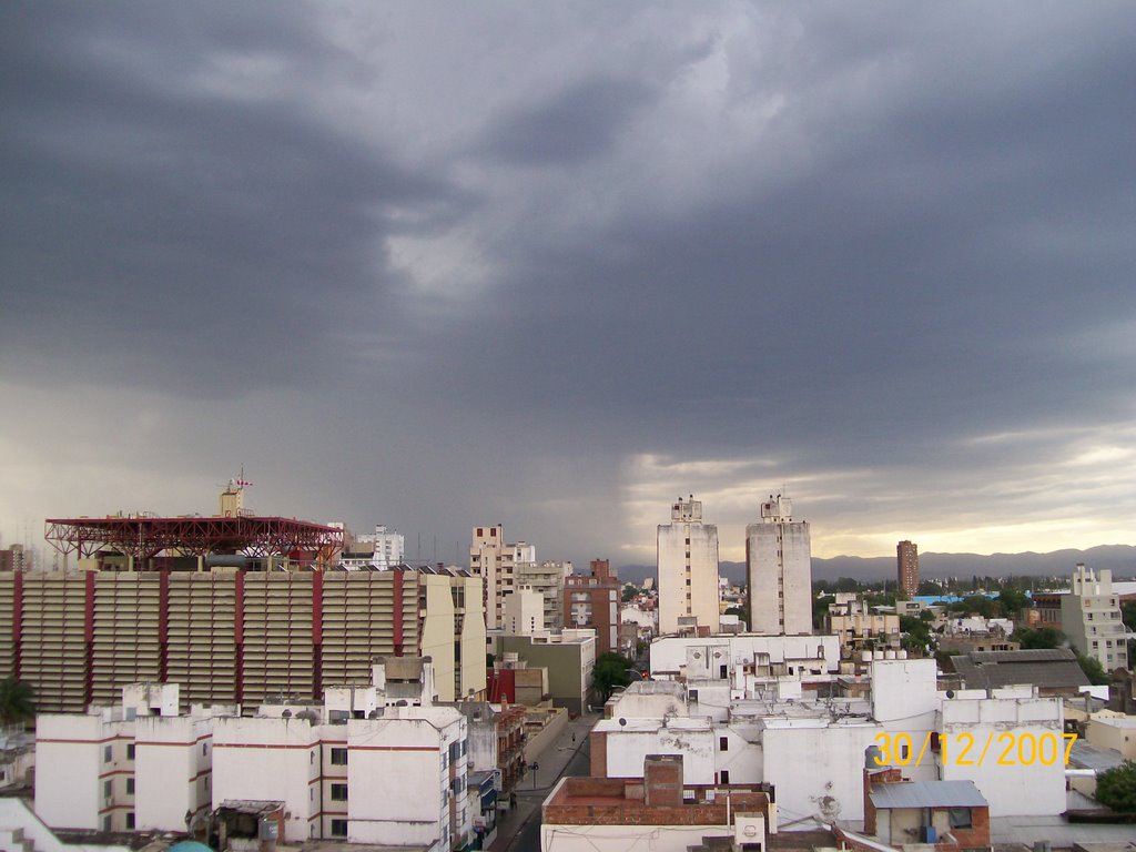 Central de policías, tormenta y sierras de fondo by Cosmitar