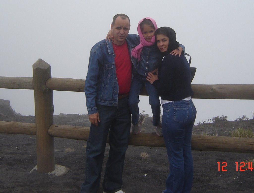 Turistas en el Volcan Irazu. El crater al fondo oculto por la niebla. by hbarcelo