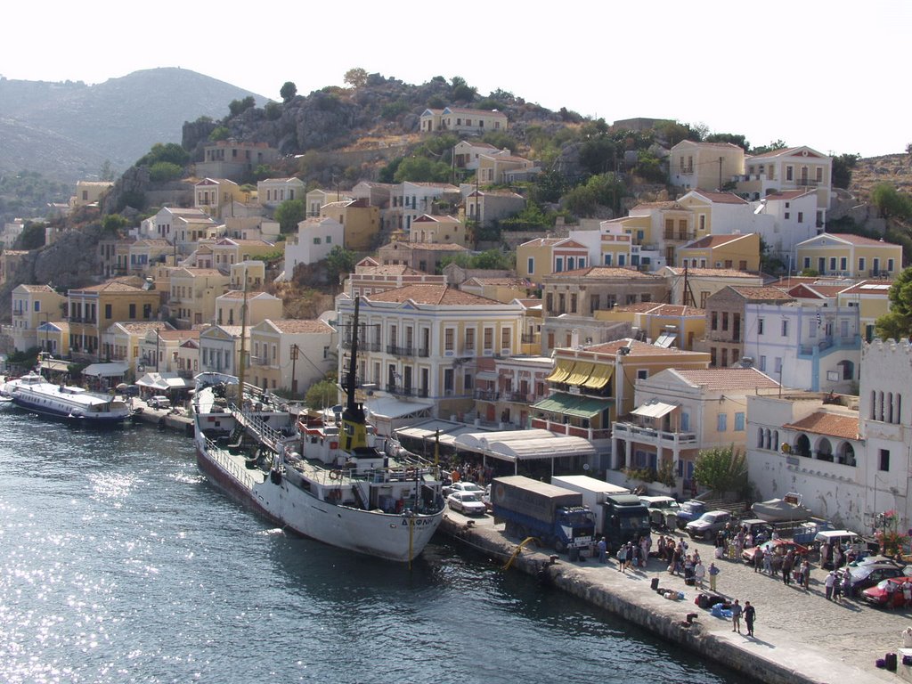 Arrivée à Symi, le port by Valéry Toth