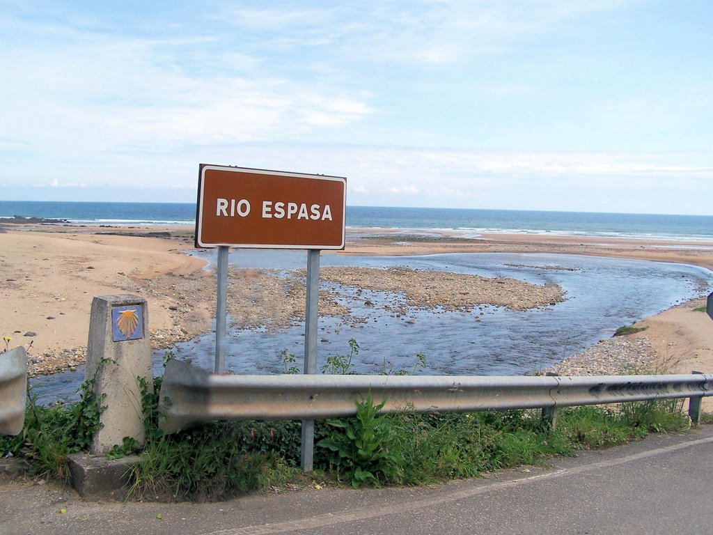 Rio y playa de Espasa en la Isla (Colunga). by jetxea