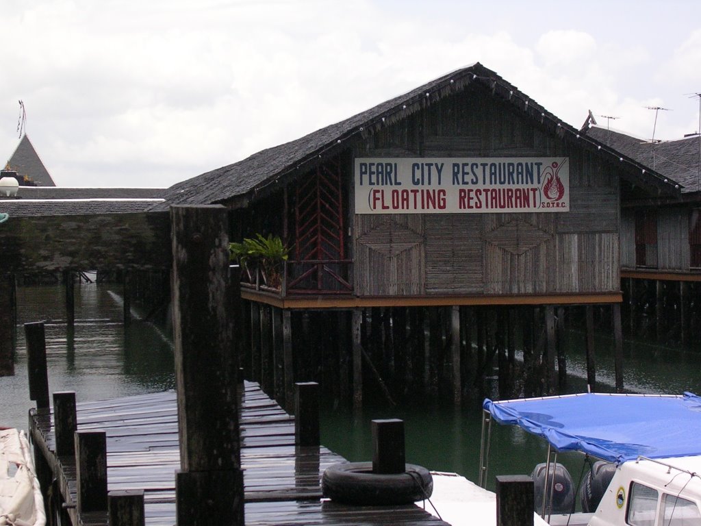 Dragon Inn, Floating Restaurant. by Kwanweng Leong