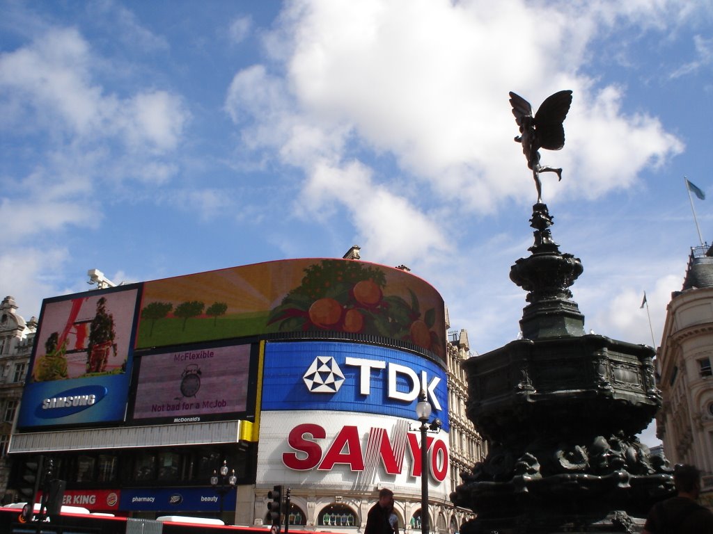 Piccadilly Circus by jAr10