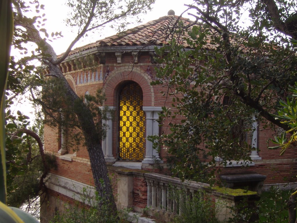 Dettaglio di un porticato sulla costa - Cap Martin - Provenza - Francia by Ilda Casati