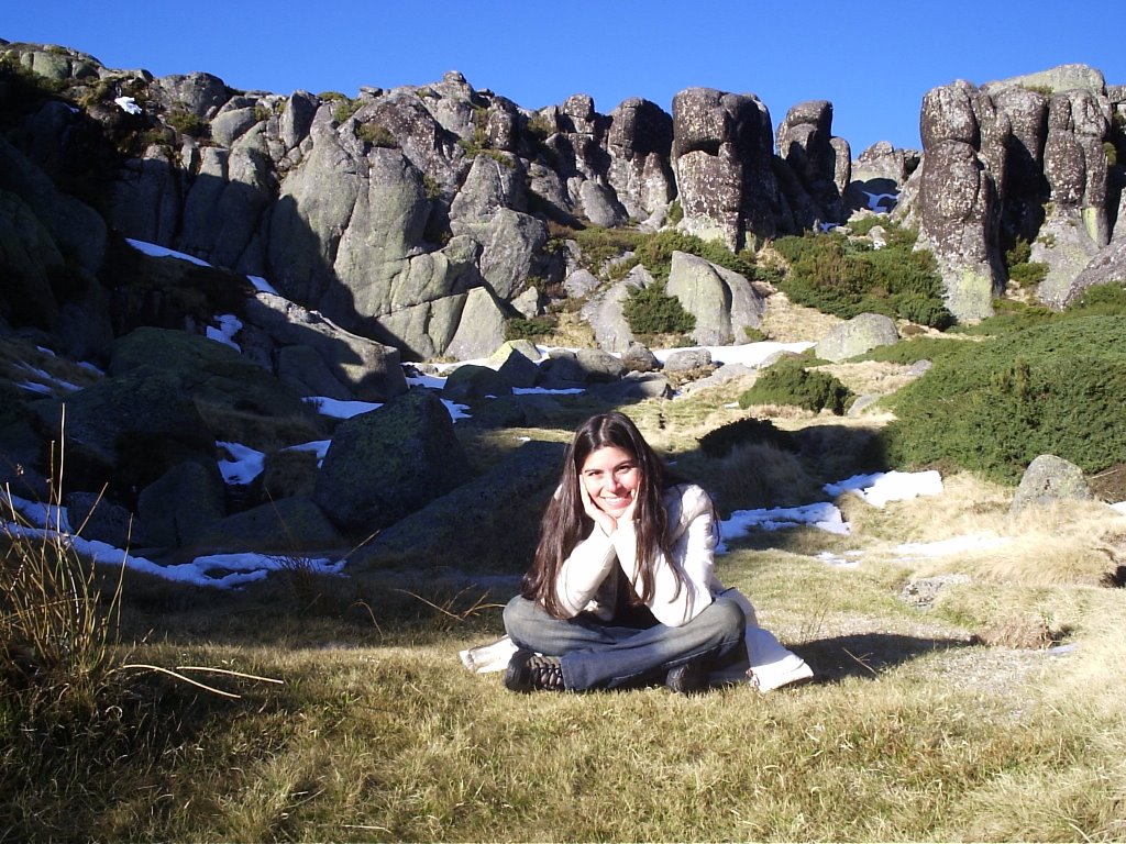 Janyssa na Terra dos Hobbits, Serra da Estrela, Portugal by Andre Luis Acosta