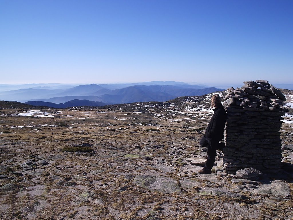 Eu e a bela visão da Serra da Estrela a 2 mil metros de altitude. by Andre Luis Acosta