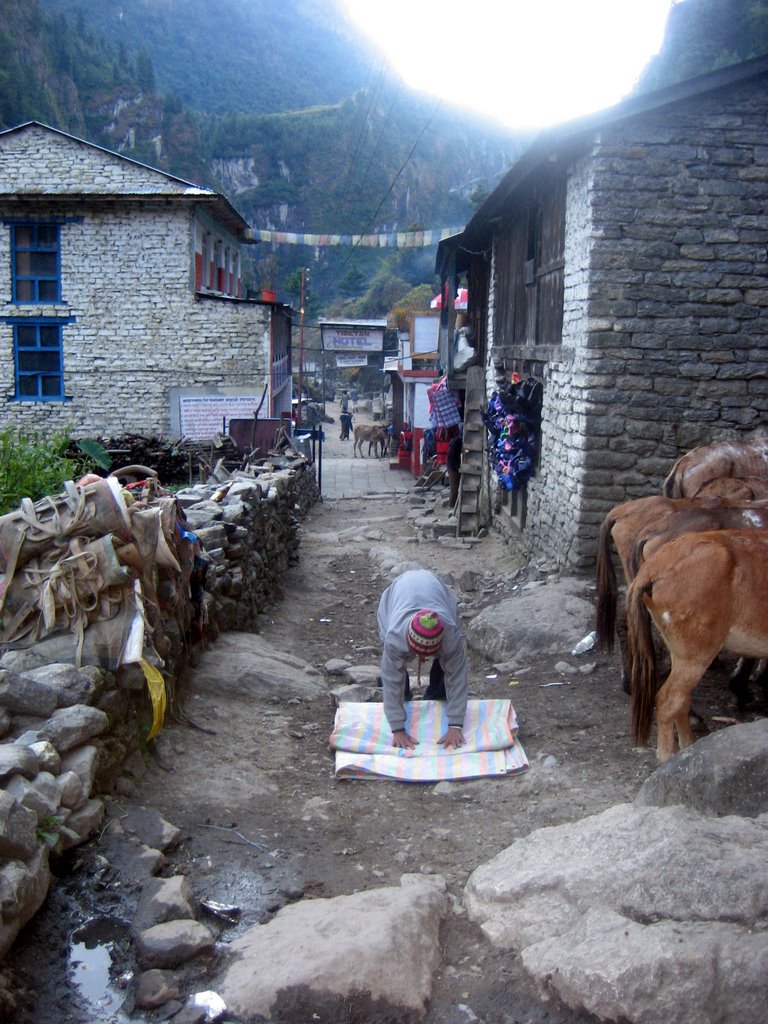 La rue de Dharapani au réveil by gabolde