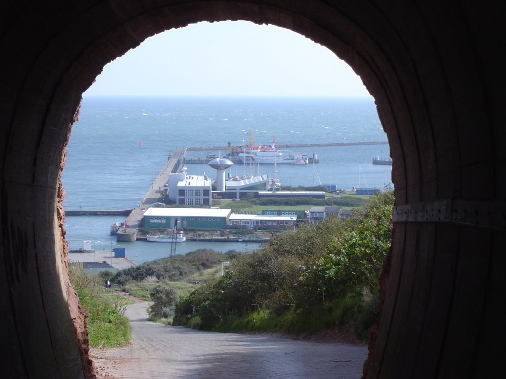 Kleines Tunnel neben dem Funkmast auf Helgoland 17.09.2004 by Scott Ellwanger