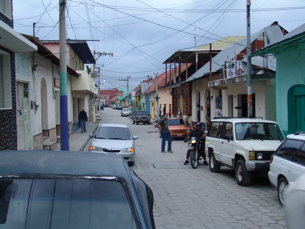 Calle de Flores (Petén, Guatemala) by eduardomaitret