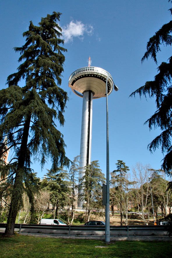 Faro de Moncloa by Max Jonas