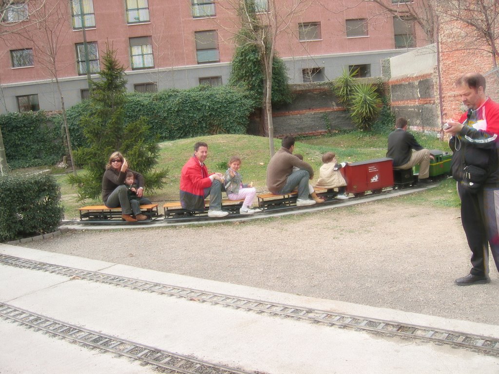 Montando en el tren del Museo del Ferrocarril by Edu García