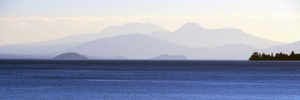 Lake Taupo, NZ by roland.fr