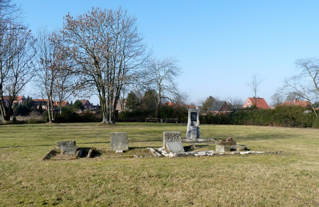 Platz der ehemaligen St.-Wilhadi-Kirche. Heute befindet sich hier der St.- Wilhadi-Friedhof. Ein paar übrig gebliebene Gräber aus alter Zeit zeugen noch davon by mimi.handorf