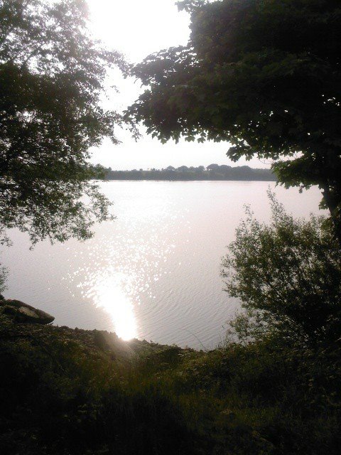 Looking over anglezarke reservoir by Stone Hopper