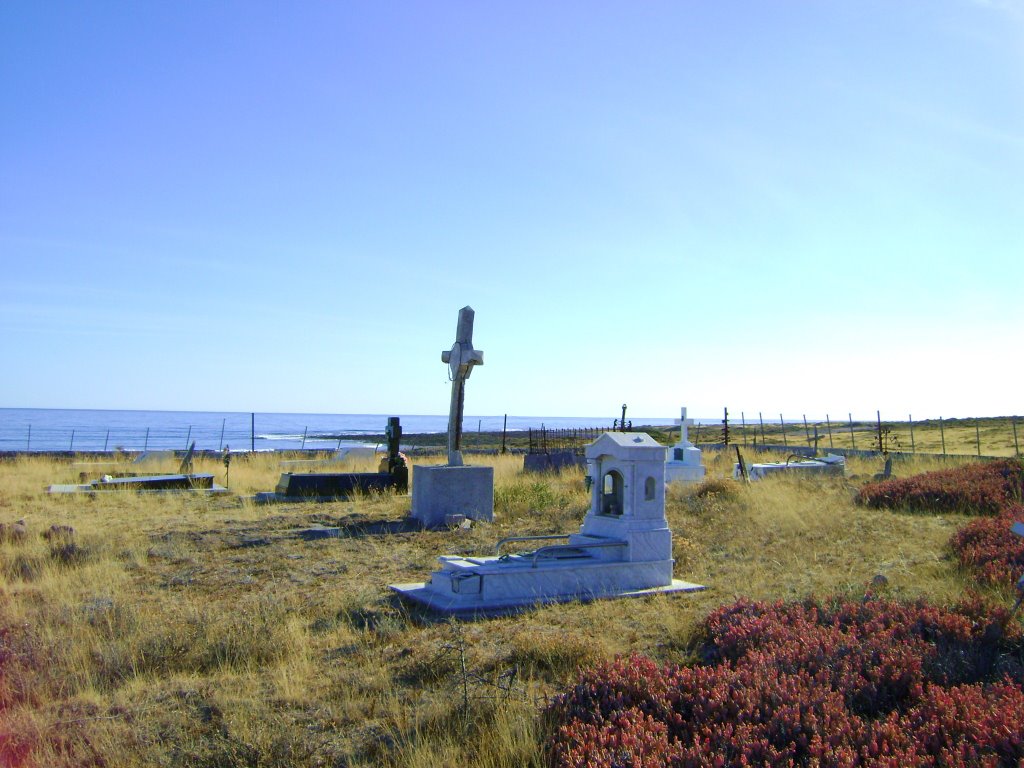 Cementerio junto al mar by Marce Lobato