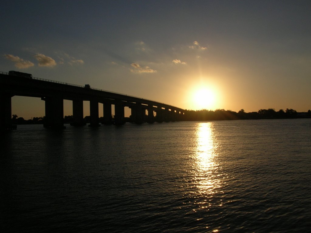 Pôr do Sol no deck Marina das Flores by Adail Pedroso Rosa