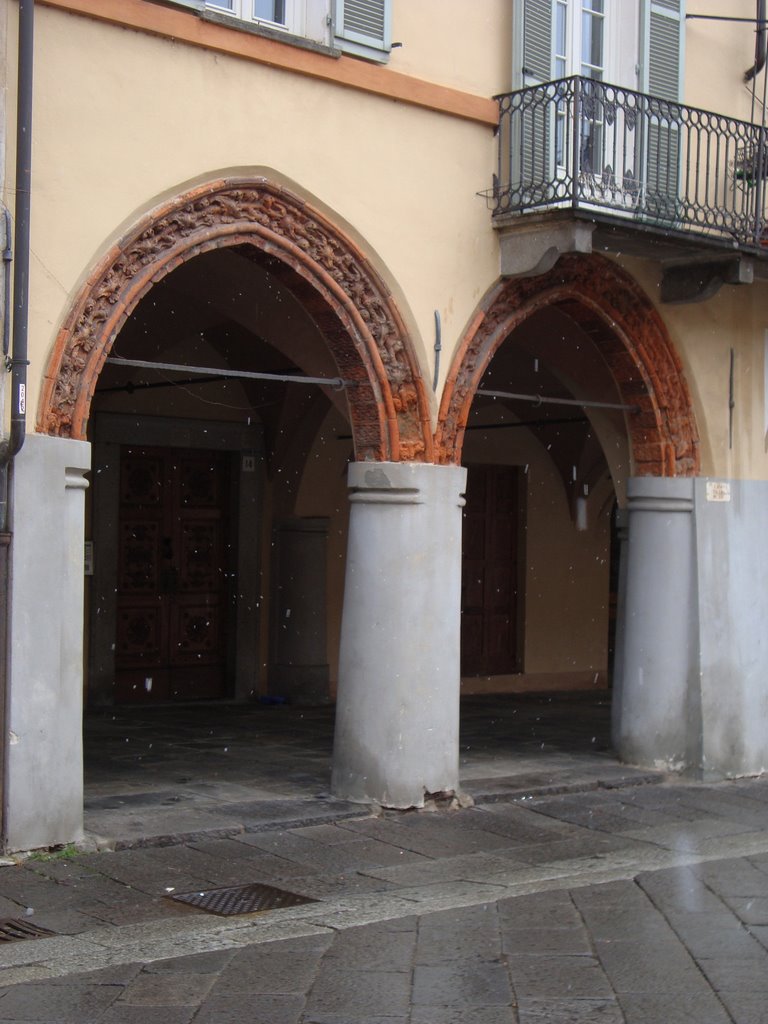 Il Piazzo di Biella - Contorno degli archi dei Portici in Piazza Cisterna by Giancarlo Ticozzi