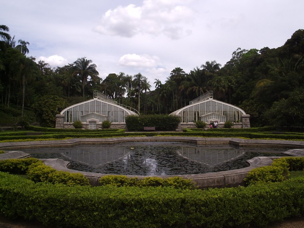 Jardim de Lineu com estufas ao fundo - Jd Botânico de São Paulo CAM by Carlos Maniçoba