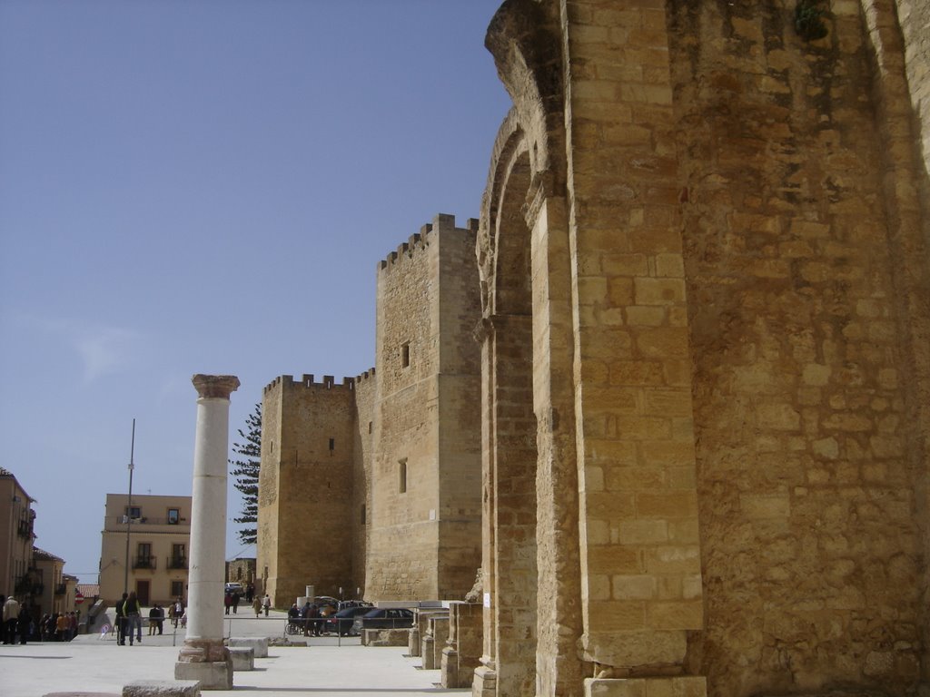 Piazza Alicia dai ruderi della Madrice by ginni