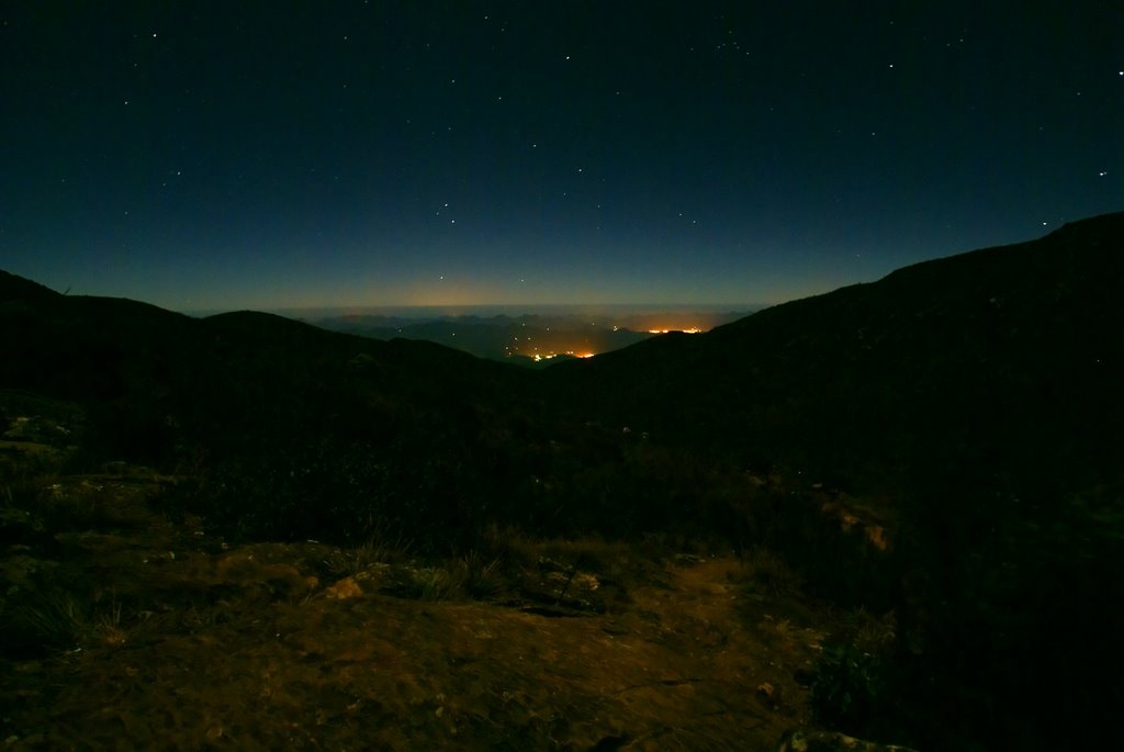 Vista noturna de Manhumirim e Manhuaçu do Terreirão no Pico da Bandeira by sgtrangel