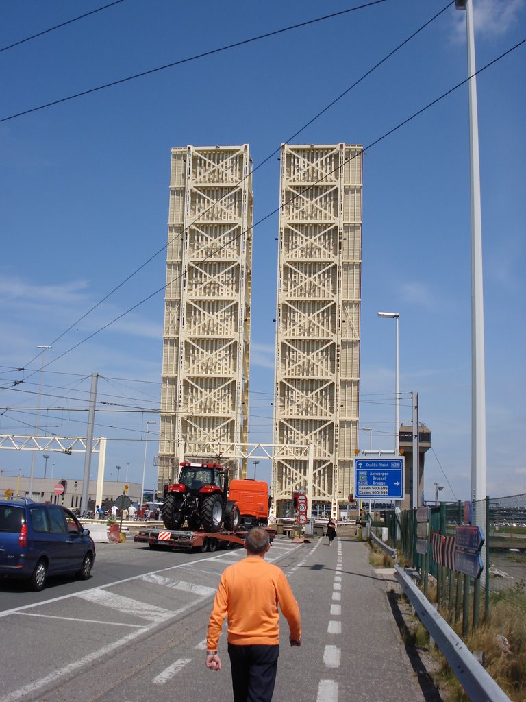 Hochgezogene Brücke by Nee is klar ne