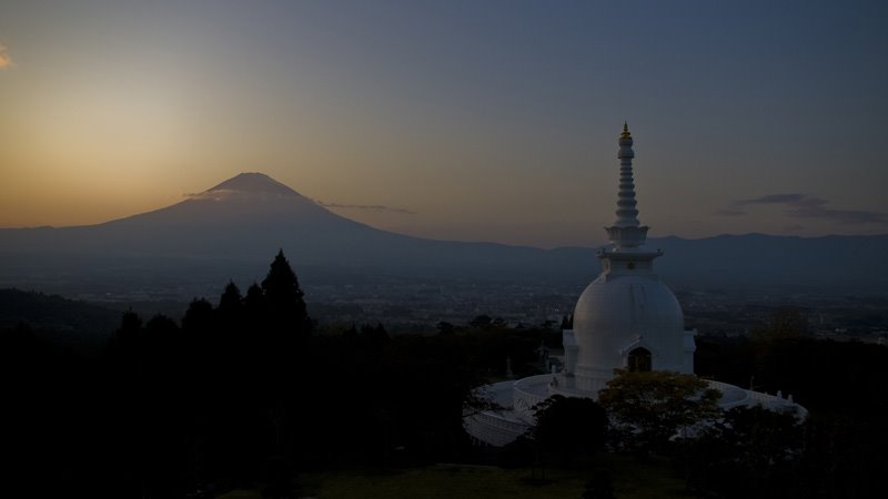 Mt. Fuji & Budist temple sundown by Tine Cesnik