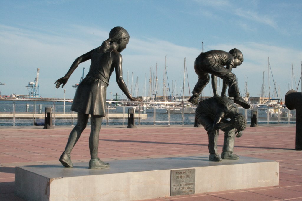 Niños jugando (Plaza del mar-Grao de castellon) by grauer